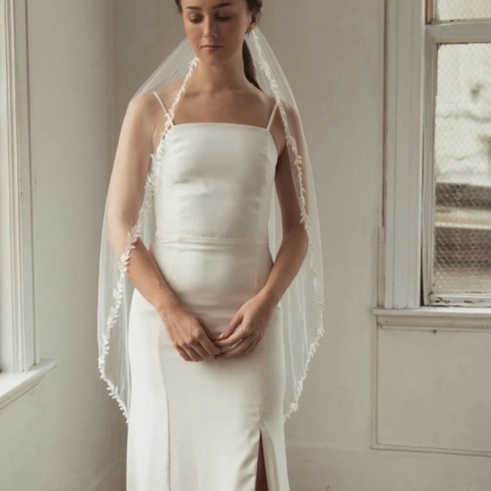 Elegant White Bridal Veil with Lace - Picture 2 of 4